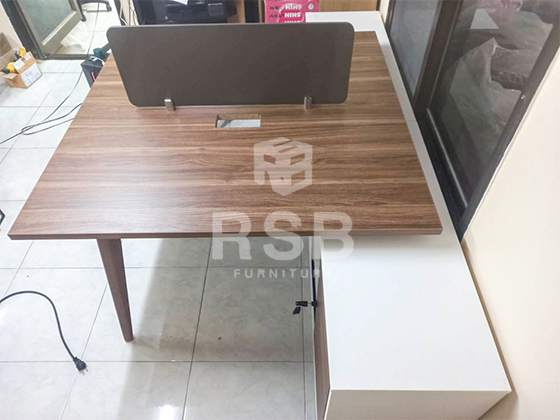 โต๊ะทำงานกลุ่มสไตล์โมเดิร์นในหน้างานนี้เป็นยอดฮิต เพราะตัวโครงขาป็นขาไม้ธรรมชาติทรงกรวย ปลายเรียวสไตล์ทันสมัย