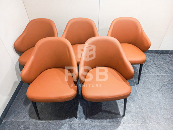 ลูกค้าต้องการเก้าอี้สำหรับห้องรับประทานอาหาร ได้เข้ามาเลือกชมเลือกนั่งลองที่โชว์ RSB เลือกไปมาหลายตัว