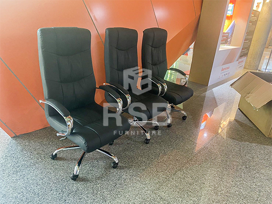 หน้างานนี้ลูกค้าสั่งซื้อเก้าอี้ผู้บริหาร พนักพิงสูงถึงศรีษะ ขาเหล็กชุบโครเมียมเงา รับน้ำหนักได้ถึง 120 kg