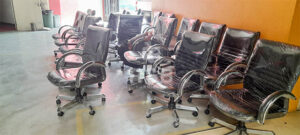 จัดส่งถึงที่เสร็จเรียบร้อย เก้าอี้สำนักงานที่นั่งพนักพิงหุ้มหนังเกรดคุณภาพ