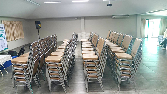 ภาพถ่ายจากหน้างานที่นำเก้าอี้จัดเลี้ยงไปจัดส่งค่ะ ในภาพเป็นเก้าอี้จัดเลี้ยง เหล็กหนาพิเศษ 1.5 mm