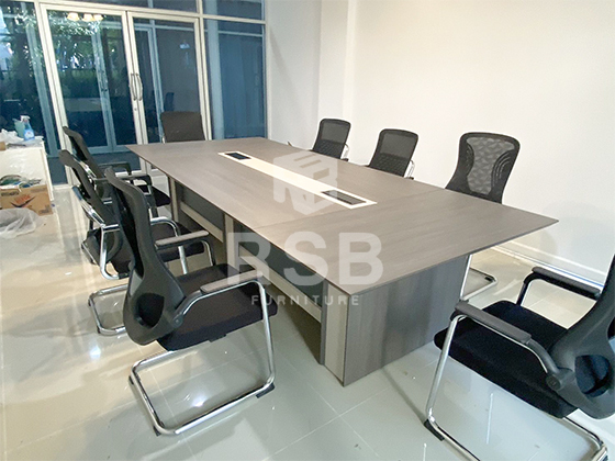 หน้างานนี้จัดส่งโต๊ะประชุมขนาด 320 x 140 ซม พร้อมเก้าอี้สำนักงาน ขา C จำนวน 2 รุ่น