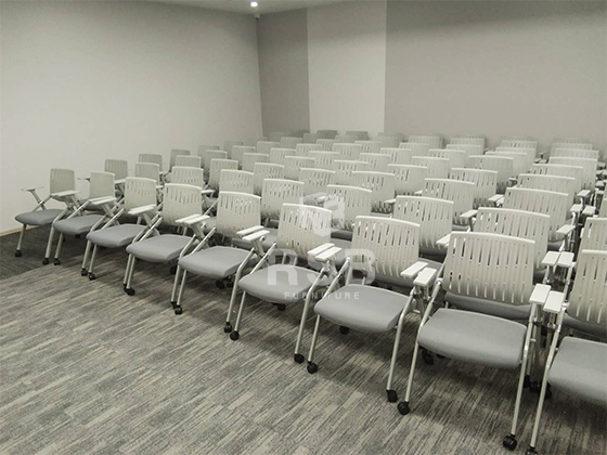 จัดส่งเรียบร้อยค่ะ หน้างานนี้ลูกค้าได้เลือกซื้อเก้าอี้สำนักงาน 4 ขามีล้อ เป็นเก้าอี้อเนกประสงค์มีล้อเลื่อน