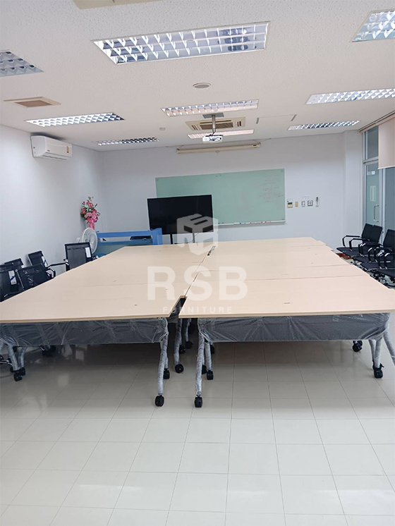 หน้างานนี้ลูกค้าเลือกใช้โต๊ะพับจำนวนหลายตัวเลยค่ะ เลือกใช้เป็นโต๊ะพับล้อเลื่อน ขนาด กว้าง 180 ซม