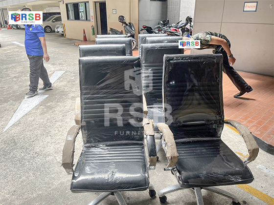 ภาพถ่ายจากหน้างานที่นำสินค้าไปจัดส่งถึงสถานที่เลยค่ะ ในภาพเป็นเก้าอี้ทำงาน รุ่นเย็บเบาะพนังพิงเป็นลอน รุ่นขายดี