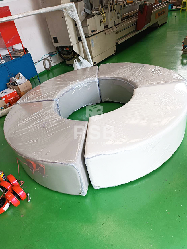 สำหรับหน้างานนี้ลูกค้าได้เลือกสีหนังของโซฟาเป็นสีเดียวกันทั้ง 4 ชิ้น สีที่ลูกค้าเลือกเป็นสีเทา