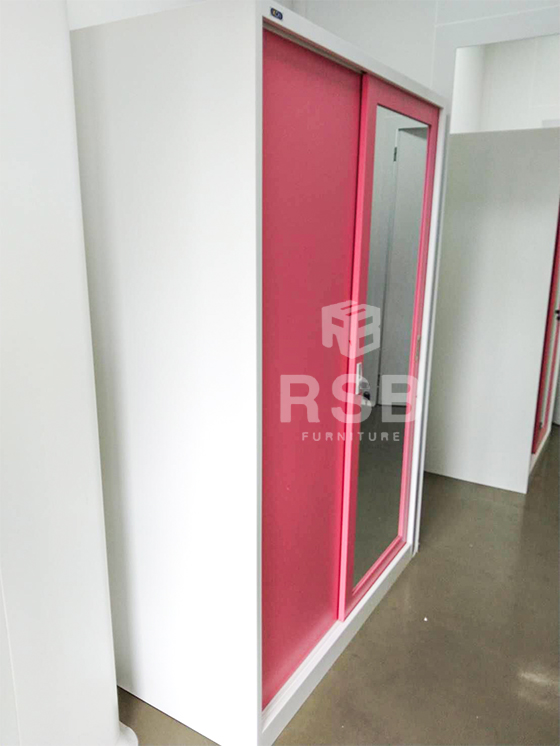 หน้างานนี้จัดส่งตู้เสื้อผ้าจำนวน 2 ตัว และ 2 สีค่ะ ในภาพเป็นตู้เหล็ก ยี่ห้อ IKON รุ่น 1 บานเลื่อนทึบ + 1 บานเลื่อนกระจกเงา