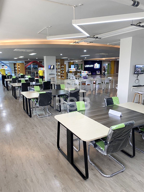 หน้างานนี้จัดส่งโต๊ะประชุมขาเหล็ก LUNA 3 ขา พร้อมกับเก้าอี้สำนักงาน ขาเหล็กตัว C