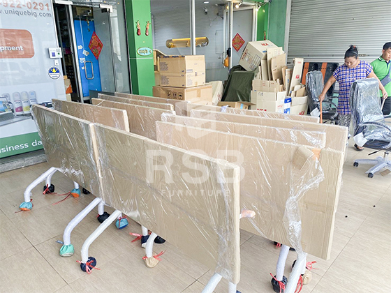 ภาพการจัดส่งโต๊ะพับล้อเลื่อนหน้างานบริษัทลูกค้า ในภาพลูกค้าเลือกใช้เป็นขนาด 180 x 60 ซม.
