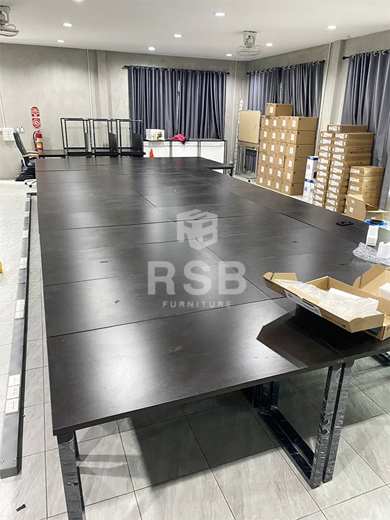 หน้างานนี้ลูกค้าเลือกใช้ท๊อปโต๊ะบังหน้าและขาเหล็ก สีดำ ได้เลือกใช้เป็นขนาด กว้าง 120 x ลึก 60 cm ทั้งหมดเลย