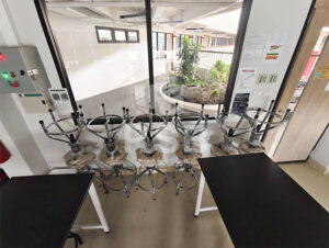 หน้างานนี้จัดส่งเก้าอี้บาร์ ทรงเตี้ย ไม่มีล้อ ภายในห้องเรียนวิทยาศาสตร์สถานที่มหาวิทยาลัยค่ะ