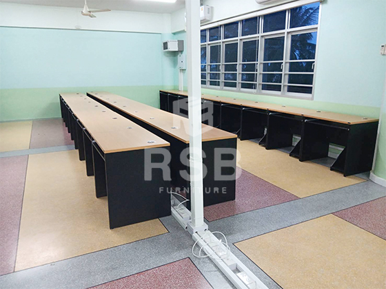 หน้างานนี้จัดส่งโต๊ะคอมพิวเตอร์ มีที่วาง cpu และมี keyboard สถานที่ภายในโรงเรียนค่ะ