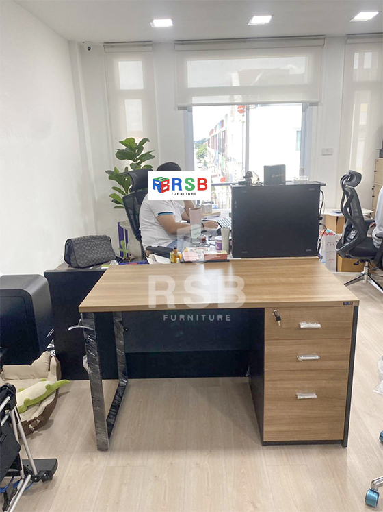 สำหรับหน้างานนี้จัดส่งโต๊ะทำงานพร้อมเก้าอี้ทำงานภายในออฟฟิศค่ะ