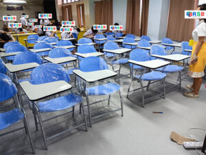 หน้างานนี้จัดส่งเก้าอี้เลคเชอร์โครงเหล็กหนา ที่นั่งและพนักพิงวัสดุเปลืองโพลี