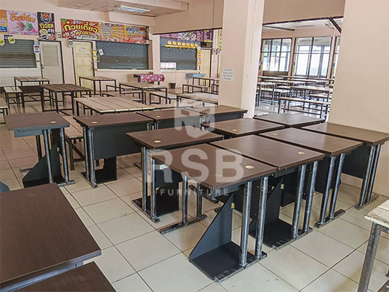 ในภาพจัดส่งโต๊ะคอมพิวเตอร์ขาเหล็กกลมหนา มีที่วาง CPU สถานที่ภายในโรงเรียนค่ะ