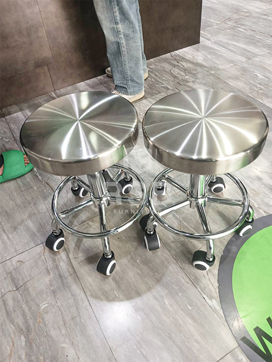 หน้างานนี้เป็นหน้างานภายในคลินิกค่ะ ลูกค้าเลือกซื้อเก้าอี้บาร์ ที่นั่งกลมวัสดุอลูมิเนียมแบบหนา