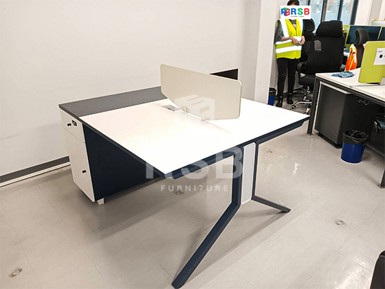 ภาพถ่ายจากหน้างานที่นำโต๊ะทำงานกลุ่มแบบ 2 ที่นั่ง ขาเหล็กทรงตัว Y คว่ำ ไปจัดส่งค่ะ