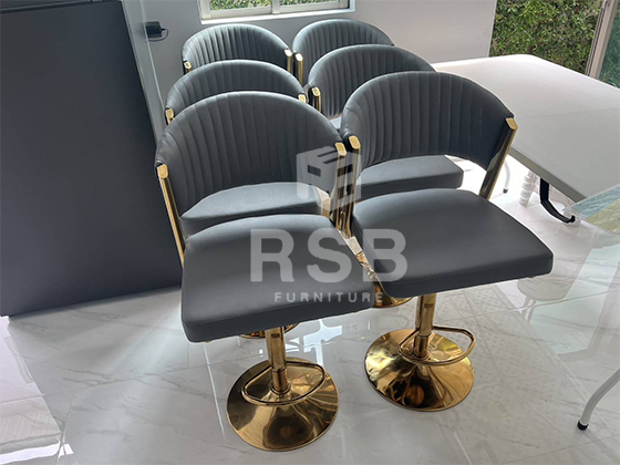 นำภาพถ่ายจากหน้างานมาฝากค่ะ ในภาพจัดส่งเก้าอี้บาร์ รุ่นบาร์สูงไม่มีล้อ ดีไซน์เรียบร้อย สวยงาม