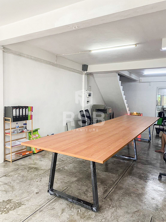 จัดส่งและประกอบติดตั้งให้ถึงที่เรียบร้อยสำหรับหน้างานนี้สั่งซื้อโต๊ะประชุม ตัวต่อ 3 ขา ทรงสามเหลี่ยมคางหมู