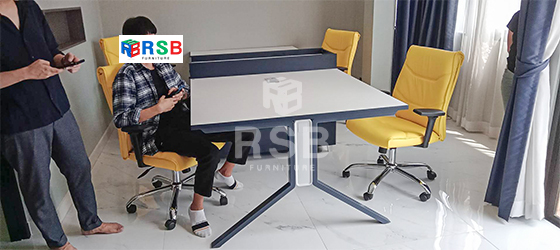 สำหรับหน้างานนี้ลูกค้าได้เข้ามาเลือกซื้อสินค้า ที่โชว์รูม RSB ได้เลือกโต๊ะทำงานแบบ 4 ที่นั่ง พร้อมกับเก้าอี้นั่งทำงานพนักพิงหนัง