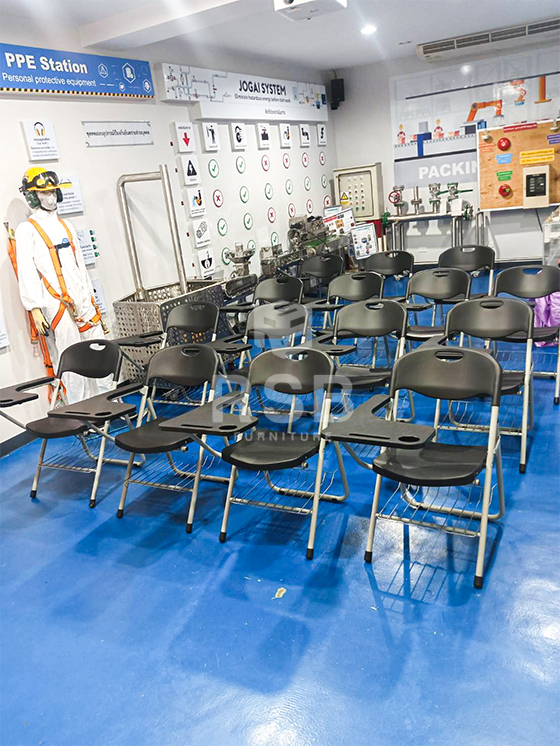 ภาพถ่ายจากหน้างานที่นำเก้าอี้เลคเชอร์ รุ่นพับเก็บได้ทั้งตัว ไปจัดส่งภายในห้องสำหรับอบรมพนักงานค่ะ