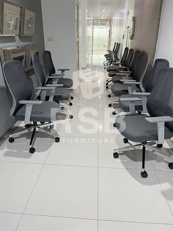 หน้างานนี้ลูกค้าต้องการเก้าอี้ตัวใหม่ ให้พนักงานที่บริษัท นั่งทำงานค่ะ ได้เข้ามาเลือกที่โชว์รูม RSB