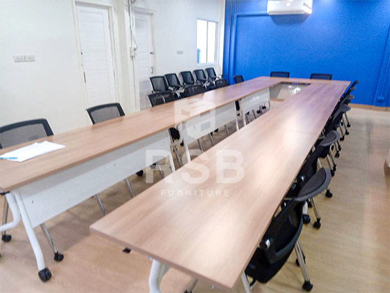 ภาพถ่ายจากหน้างานที่นำโต๊ะพับล้อเลื่อน และเก้าอี้ 4 ขาล้อเลื่อนไปจัดส่งค่ะ