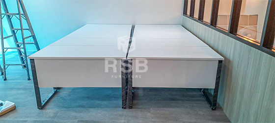 จัดส่งเรียบร้อยค่ะ โต๊ะทำงาน ขาเหล็กทรงตัว C แบบโล่ง ท๊อปและบังหน้าขาว ขาเหล็กดำ