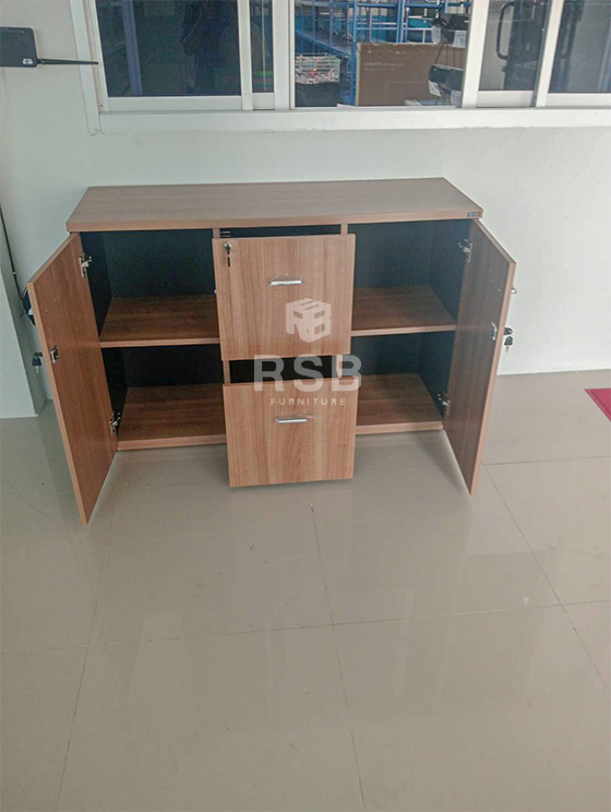 ภาพถ่ายจากหน้างานจริงที่นำสินค้าตู้เอกสารเตี้ย 2 ลิ้นชักกลางและ บานเปิดด้านซ้าย-ด้านขวา พร้อมชุดกุญแจล็อค