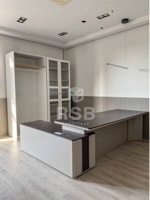 มาดูรีวิวหน้างานโซนห้องทำงานผู้บริหารกันค่ะ หน้างานนี้ลูกค้าเลือกซื้อโต๊ะผู้บริหาร Timeless design ขนาด 260 x 170 cm