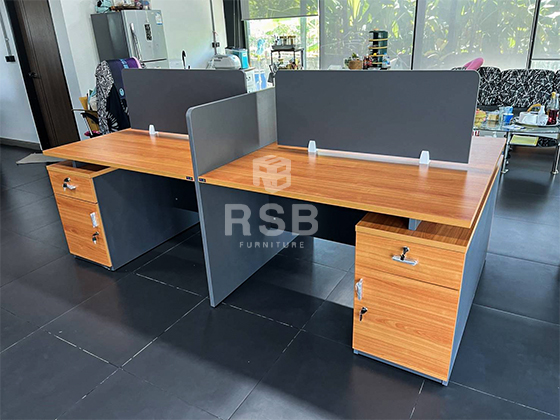 โซนทำงานในออฟฟิศค่ะ หน้างานนี้ลูกค้าได้เลือกซื้อโต๊ะทำงานกลุ่มขาไม้แบบ 4 ที่นั่ง พร้อมฉากกั้น