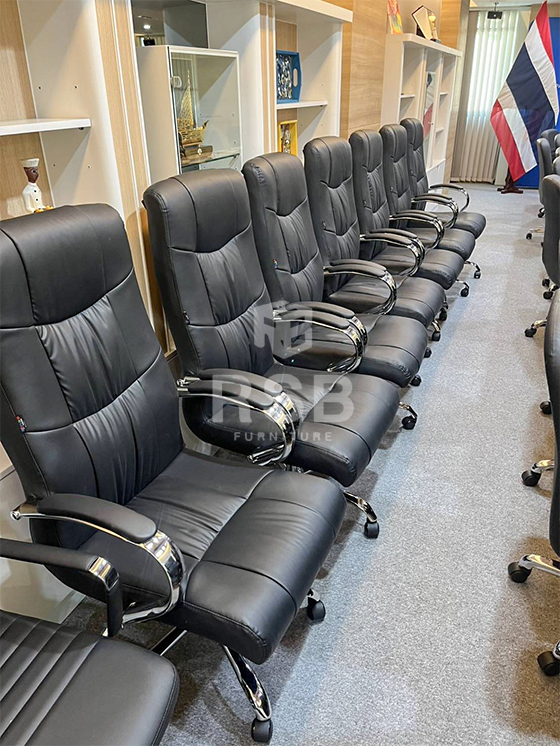 ภาพถ่ายจากหน้างานที่นำเก้าอี้ผู้บริหาร พนักพิงสูง เบาะหุ้มหนัง บุฟองน้ำหนานุ่ม ไปจัดส่ง