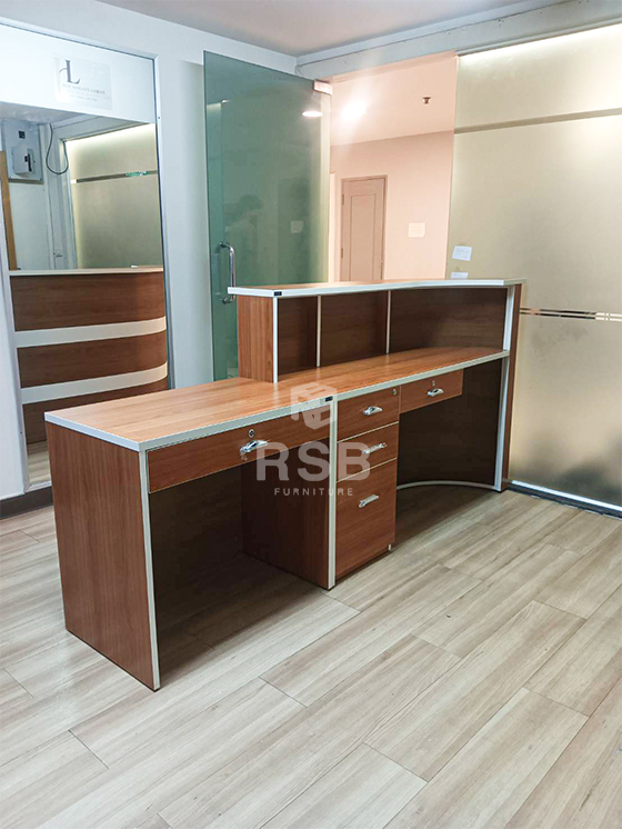 หน้างานนี้ลูกค้าได้เลือกเคาน์เตอร์ตัวแอล บังหน้าโค้งเต็มพื้น และคาดเส้นสีขาว ผิว PVC ด้านหน้าเคาน์เตอร์ 2 เส้น