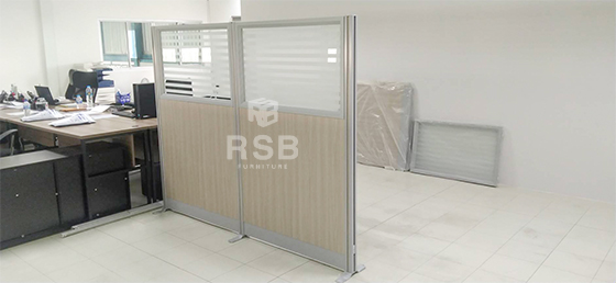 หน้างานนี้ลูกค้าได้สั่งซื้อพาทิชั่นแบบครึ่งทึบไม้ ครึ่งกระจกใสขัดลาย เลือกความสูงที่ 160 cm.