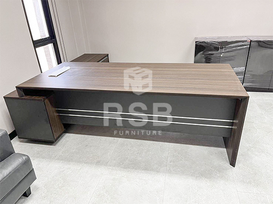 ภาพถ่ายจากหน้างานจัดส่งโต๊ะทำงานผู้บริหารตัวแอล ขนาดกว้าง 240 ยาว 200 สูง 76 cm