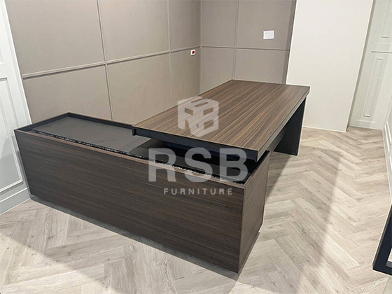 ภาพถ่ายจากหน้างานจัดส่งโต๊ะทำงาน ตัวแอล ขนาดกว้าง 200 x ลึก 180 cm ไซด์บอร์ดข้างมาพร้อม 2 ลิ้นชัก 2 บานเปิด และช่องโล่ง