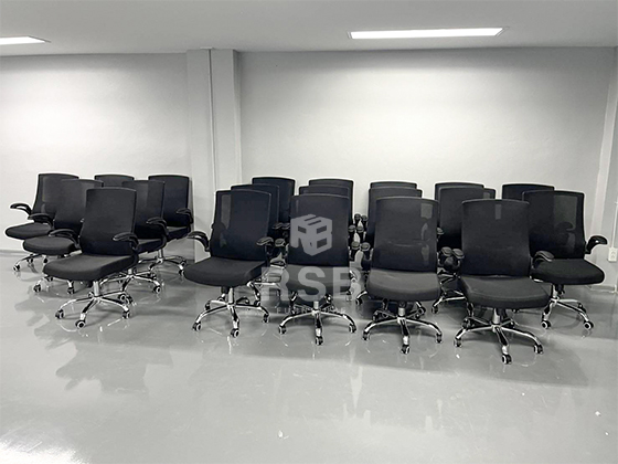 นำตัวอย่างจากหน้างานที่ไปจัดส่งเก้าอี้ทำงาน รุ่นที่แขนยกขึ้นลงได้ไปจัดส่งภายในออฟฟิศเปิดใหม่ค่ะ