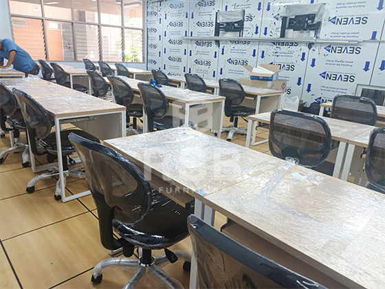 หน้างานนี้เป็นห้องเรียนคอมพิวเตอร์ที่กำลังจะเปิดใหม่ ลูกค้าเลือกสั่งซื้อเก้าอี้สำนักงาน รุ่นไม่มีที่ท้าวแขน