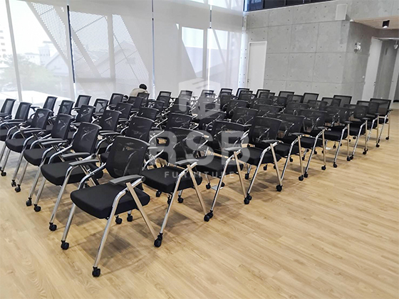 นำภาพจากหน้างานจัดส่งเก้าอี้ห้องประชุม สัมมนา จำนวนหลายตัวภายในห้องสัมมนาของบริษัท