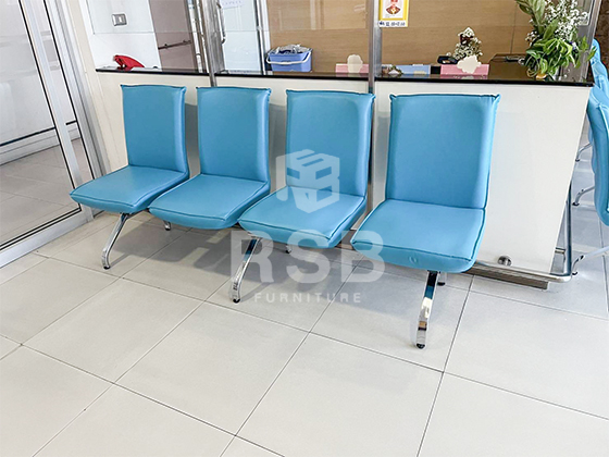 หน้างานเป็นบริเวณโซนนั่งรอรับบริการ ลูกค้าหน้างานนี้ได้เลือกใช้เก้าอี้แถว รุ่นสเปคหัวลำโพง