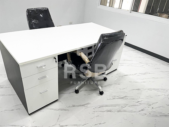 หน้างานนี้จัดส่งโต๊ะทำงานขาไม้ แบบ 6 ลิ้นชัก ซ้าย 3 ลิ้นชัก ขวา 3 ลิ้นชัก ลิ้นชักแบบเต็มพื้น พร้อมกุญแจล็อค