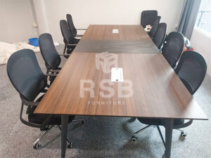 ห้องประชุมของบริษัทแห่งนึงเลือกใช้โต๊ะประุชมและเก้าอี้ประชุมของ Rsb Furniture