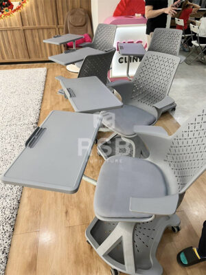 ลูกค้าหน้างานนี้ต้องการเก้าอี้เลคเชอร์ที่มีสไตล์โมเดิร์น ได้เข้ามาเลือกดูและทดลองนั่งที่โชว์รูม RSB ได้ตอบโจทย์กับรุ่นในภาพที่สุด