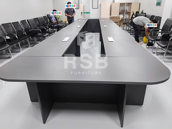 จัดส่งและประกอบติดตั้งเรียบร้อยโต๊ะประชุมตัวต่อขาไม้มีช่องตรงกลาง ในภาพขนาด กว้าง 660 ลึก 180 cm