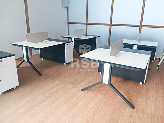 จัดส่งและประกอบติดตั้งถึงที่เรียบร้อย หน้างานนี้ลูกค้าสั่งซื้อโต๊ะทำงานกลุ่ม แบบ 2 ที่นั่ง