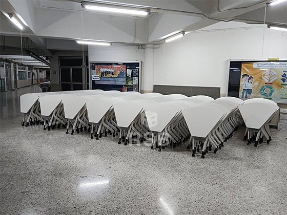 หน้างานนี้ลูกค้าต้องการโต๊ะสำหรับห้องเรียน ที่มีการดีไซน์ที่โมเดิร์นทันสมัย ได้เลือกโต๊ะทำงานกลุ่ม แบบตัวต่อ มาชนกัน 6 ที่นั่ง