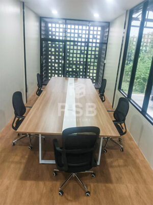 ในภาพเป็นโซนห้องประชุม ลูกค้าได้เลือกสั่งซื้อโต๊ะประชุม ตัวต่อแบบ 3 ขา หน้ากว้างพิเศษ 140 cm