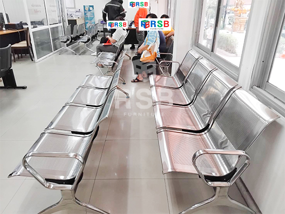 ภาพถ่ายจากหน้างานที่นำเก้าอี้แถวสแตนเลส หนา 1.2 mm แบบ 4 ที่นั่งไปจัดส่งค่ะ