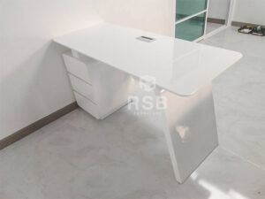 จัดส่งถึงที่เรียบร้อย โต๊ะทำงาน ปิดผิว High gloss ทั้งตัว ขนาด กว้าง 140 ลึก 60 สูง 77.5 cm