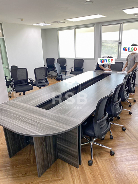 จัดส่งและประกอบติดตั้งเรียบร้อยโต๊ะประชุมตัวต่อ ขาไม้ สีกราไฟท์ลายไม้ทั้งตัว